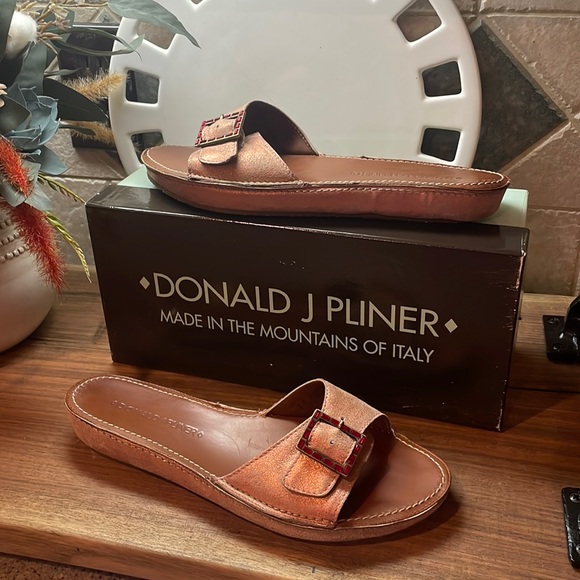 Donald J. Pliner Shoes - Donald J. Pliner Shrimp Distress Metallic Sandals - 8.5 - Excellent Condition